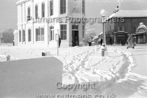 Ref 2520 The Albion corner under snow 1958