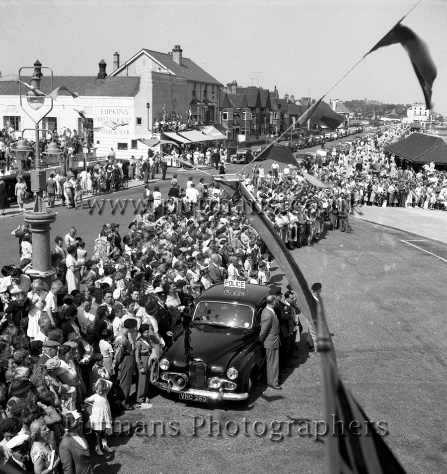 Ref 03 The Duchess's car arrives
