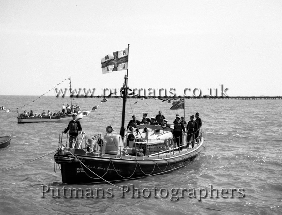 Ref 08 The Edian Courtauld with The Lady Kent behind