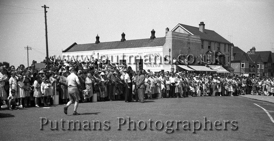 Ref 50 An orderly crowd