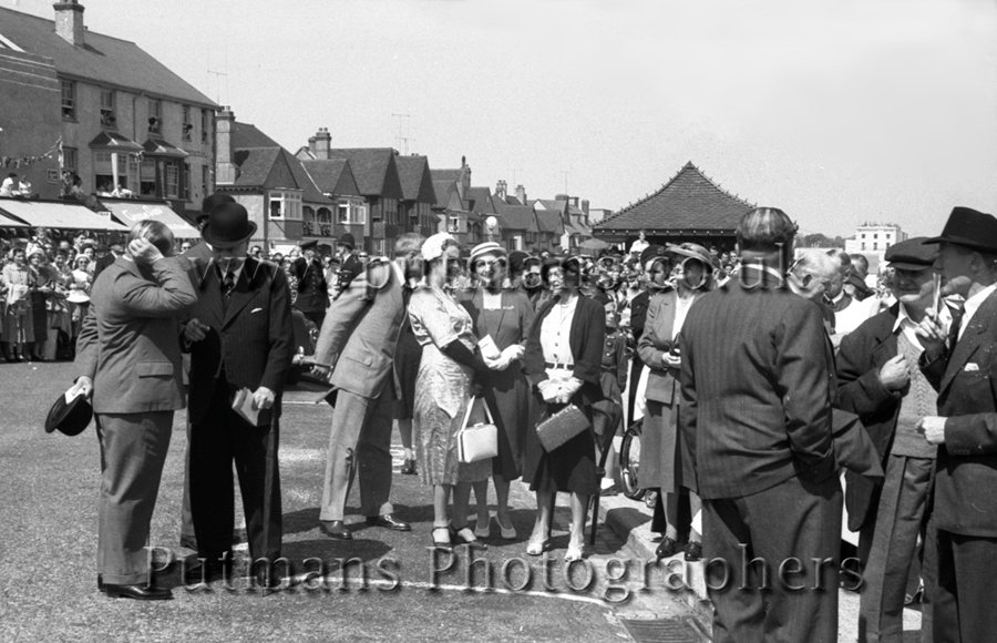 Ref 71 Important people await the arrival of the Duchess