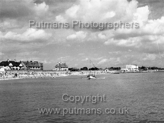 Ref 2047 Esplanade from Albion Breakwater 1966