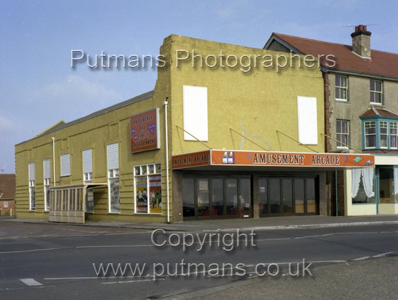 Ref 2392 Kino Amusements 1980