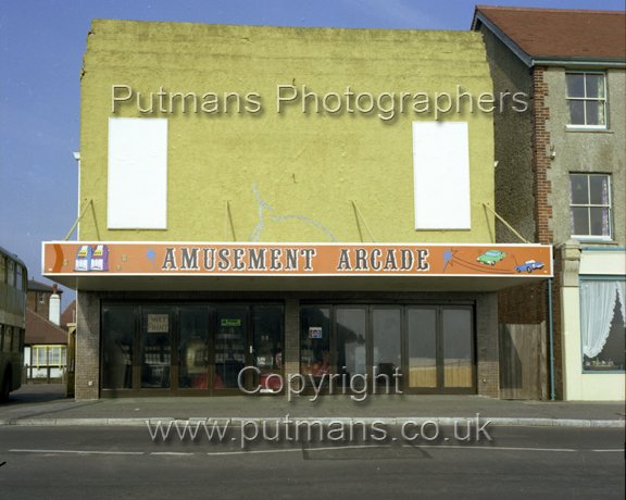 Ref 2393 Kino Amusements 1980