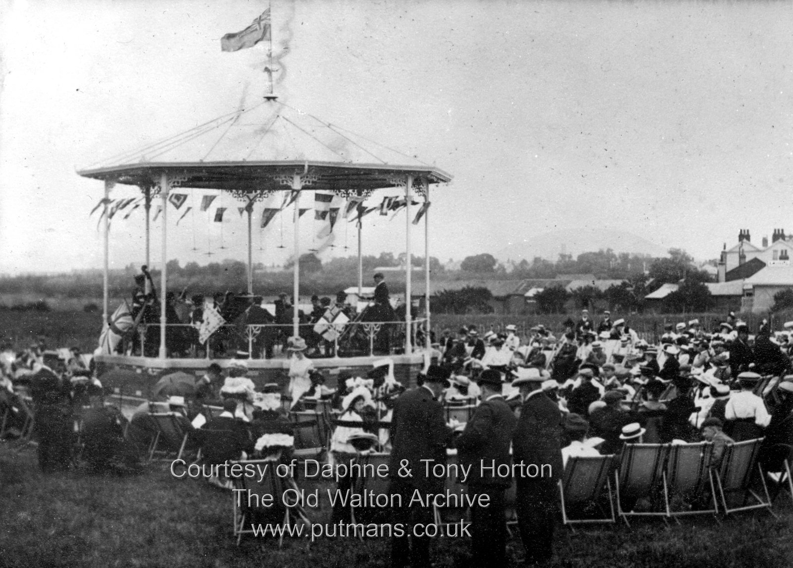 Ref 3098 Bandstand