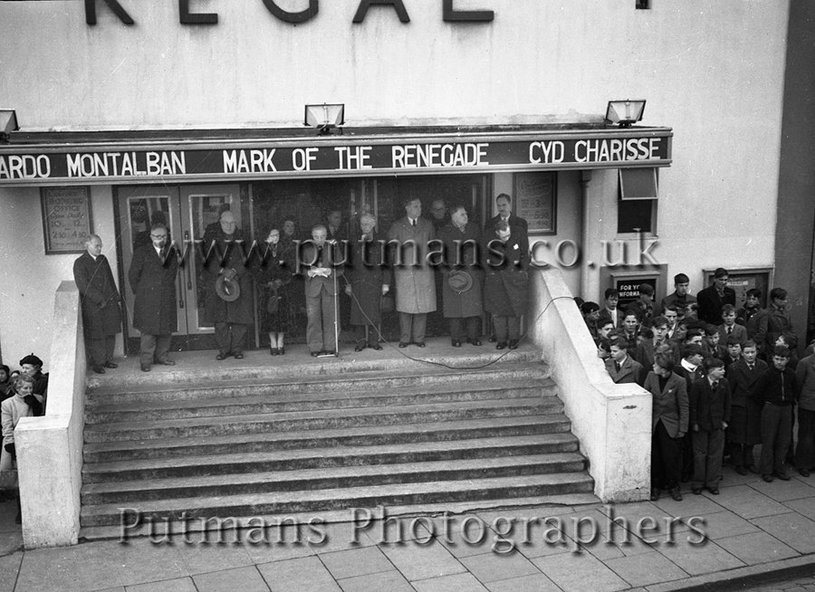 Ref 1282A Council chairman announcing death of George VI from Regal steps 7th Feb 1952