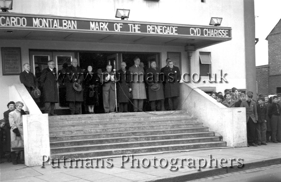 Ref 1282B Council chairman announcing death of George VI from Regal steps 7th Feb 1952