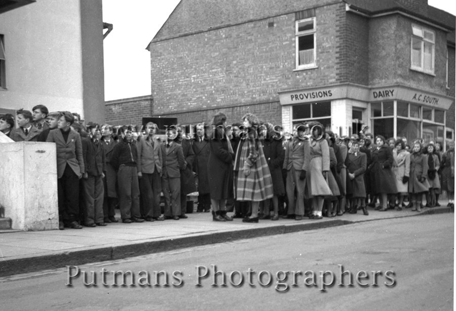 Ref 1282C Council chairman announcing death of George VI from Regal steps 7th Feb 1952