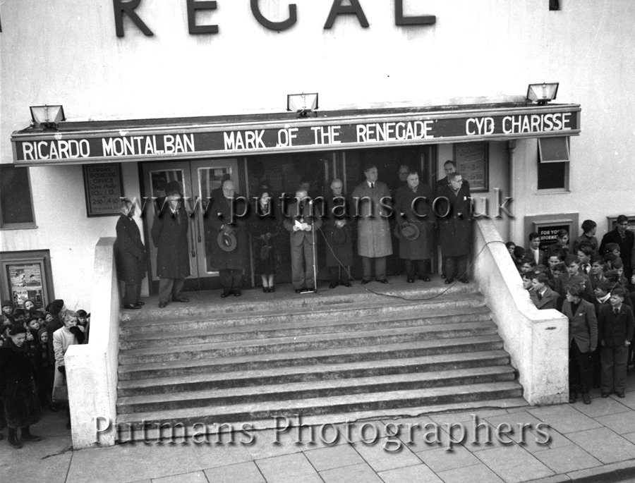 Ref 1282D Council chairman announcing death of George VI from Regal steps 7th Feb 1952