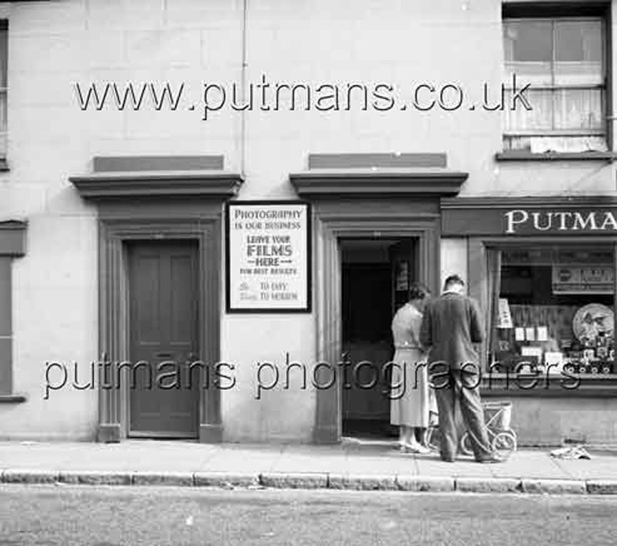 Ref 1577 Putmans Photographers 86-88 High St c1950