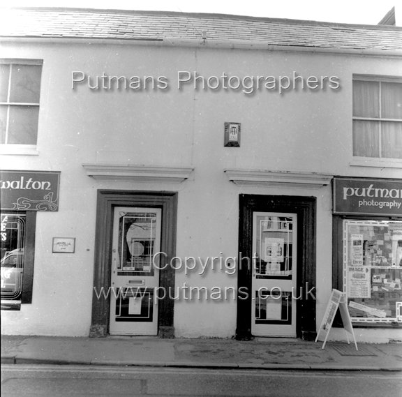 Ref 2395 Putmans shop 1985 pre decorating