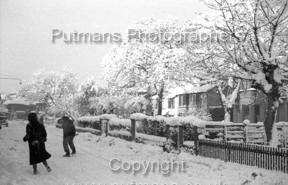 Ref 2513 High Street 1958 Snow