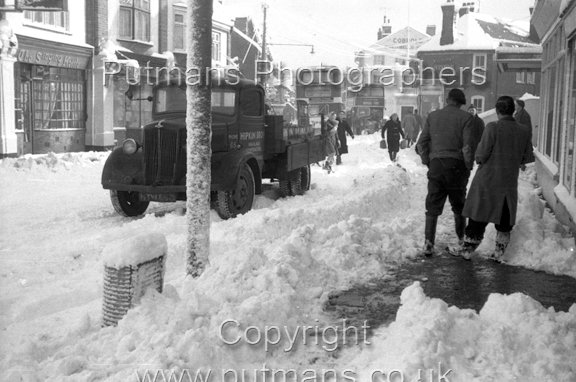 Ref 2515 High Street 1958 Snow