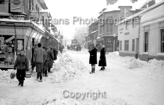 Ref 2521 High Street 1958 Snow