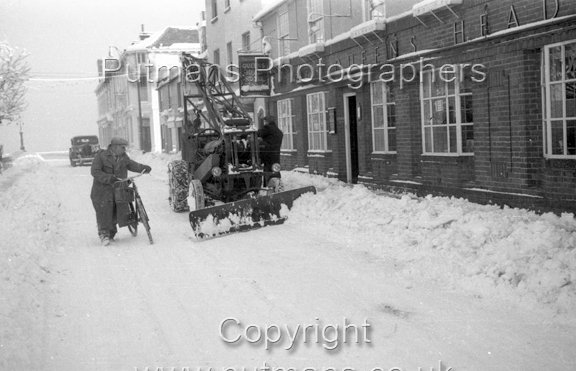 Ref 2525 Queens Head 1958 Snow