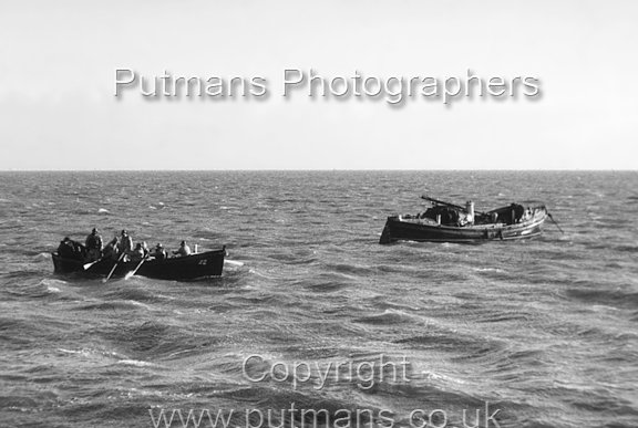 Ref 2788 EMED returning to the pier with 4 rescued crew from 'Success' 6.20 p.m. 7th April 1949