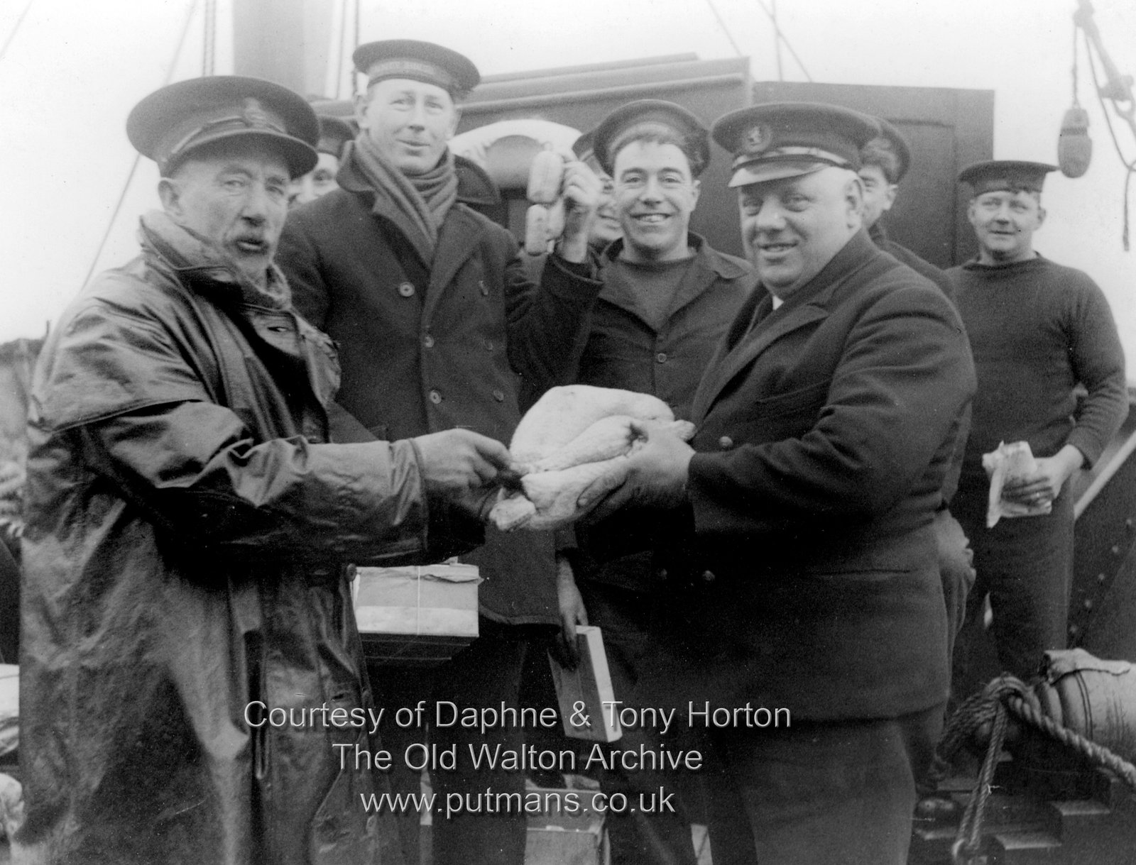 Ref 3216 Coxn John Byford with turkey gift to lightship