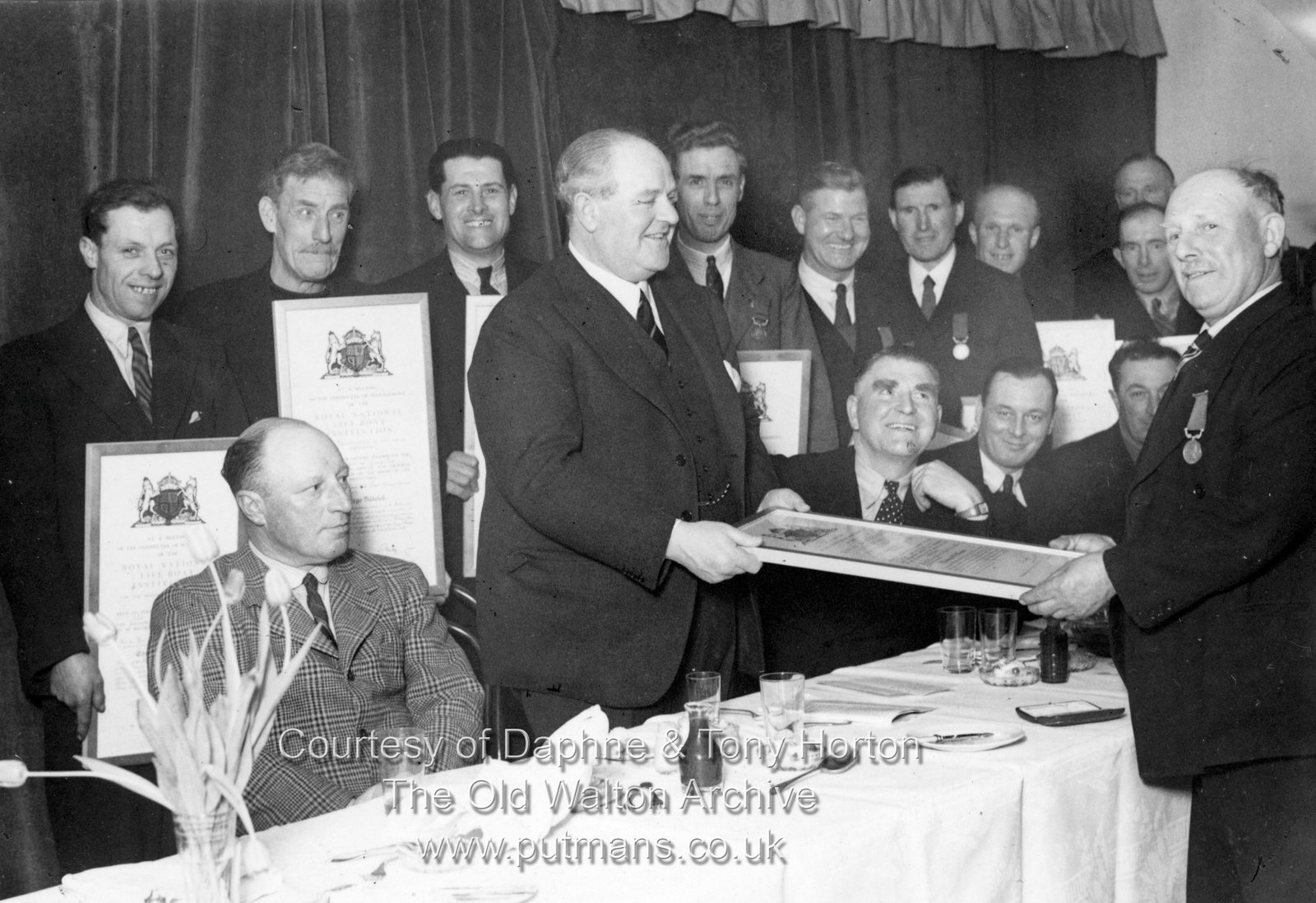 Ref 3219 Coxn Tom Bloom receiving Esterel rescue award