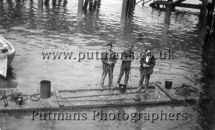 Ref 1072 Workmen afloat by Pier - Bob Edmonds on right