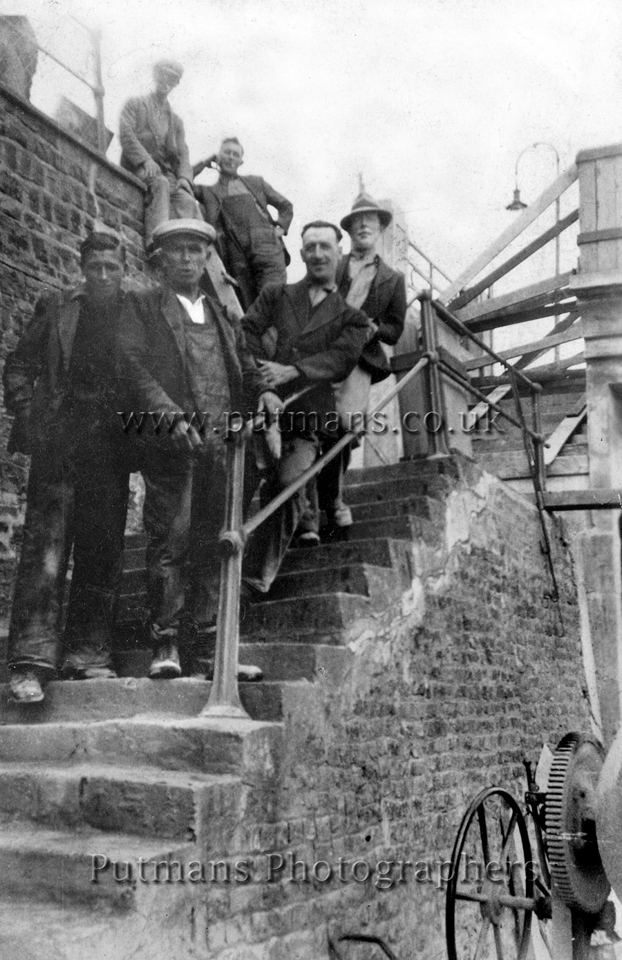 Ref 1073 Workmen building Colonnade