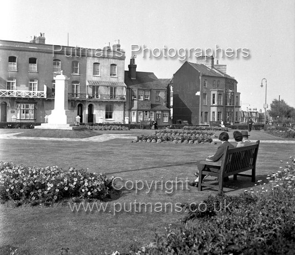 Ref 143-17 War Memorial Station Gardens