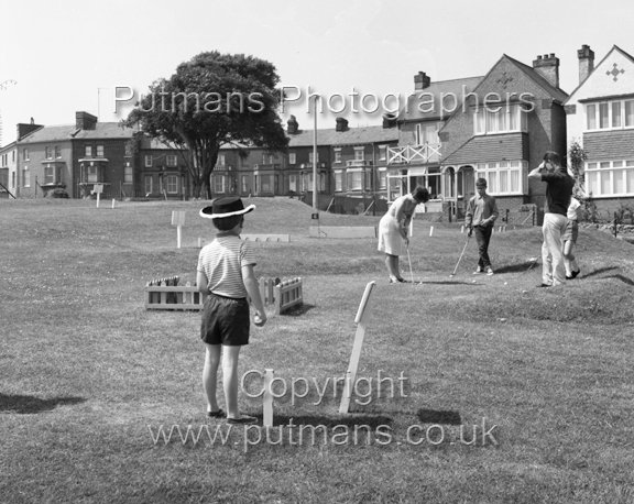 Ref 2350 Putting Green by Lifeboat House
