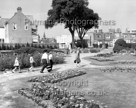 Ref 2353 Round Gardens 1976