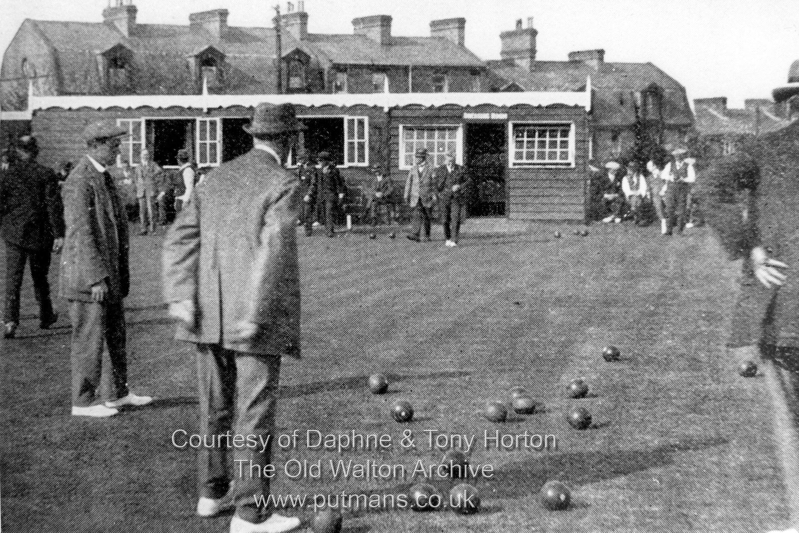 Ref 3138 Pier Hotel Bowling Club