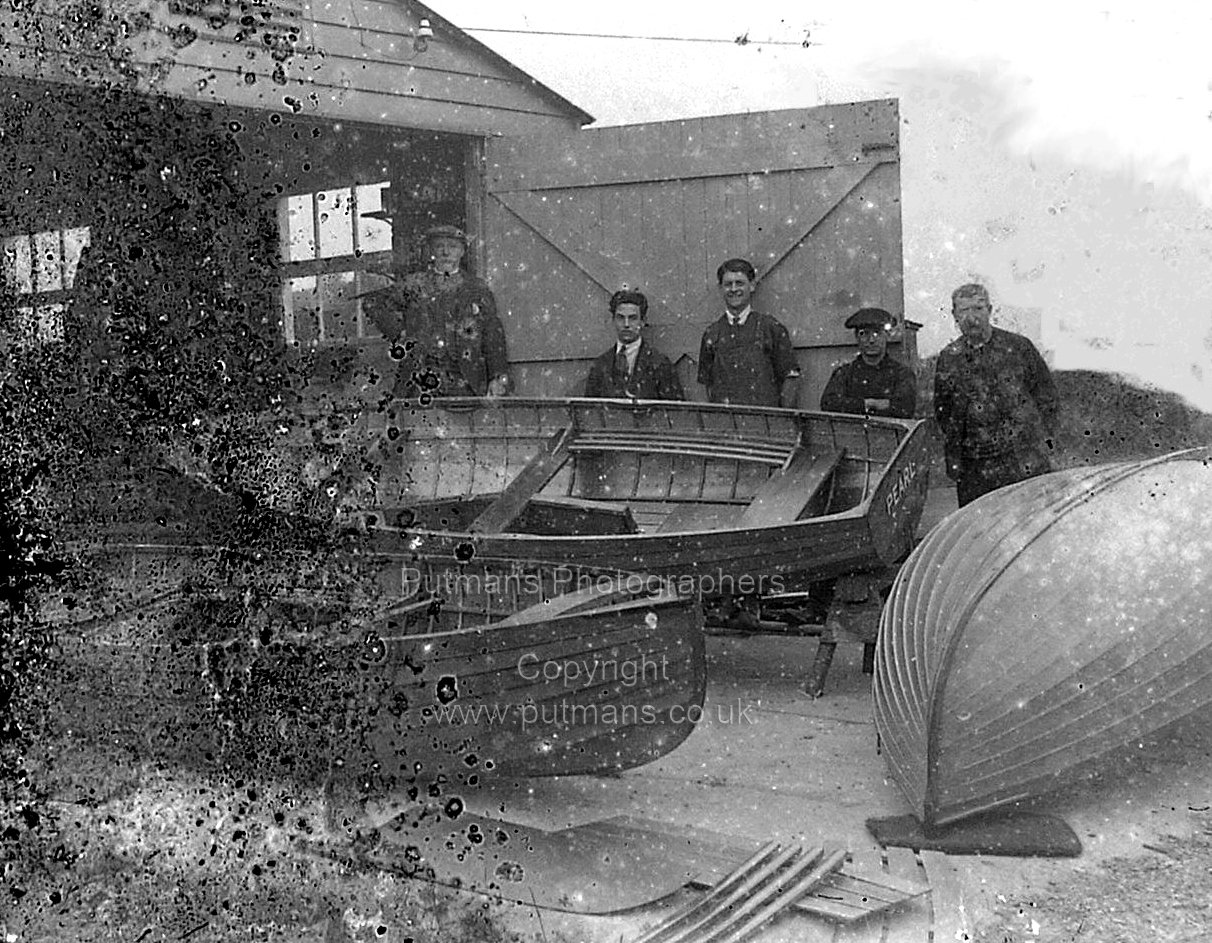Ref 3058 Unknown men at Boatyard