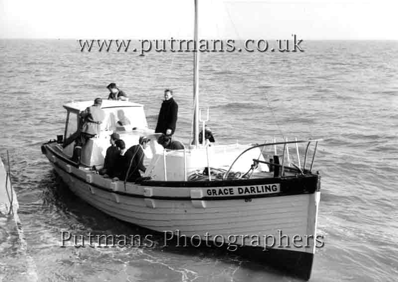 Ref 1452 The Grace Darling boat trips from Hipkins Groyne