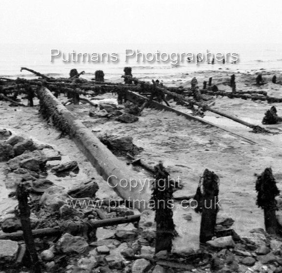 Ref 2007 Ancient wooden structure uncovered by sea at The Low 1963