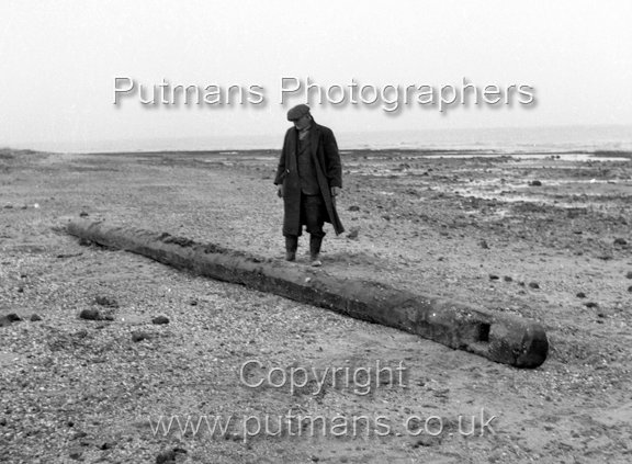Ref 2011 Ancient wooden structure uncovered by sea at The Low 1963 (Mr. Ben Knights)