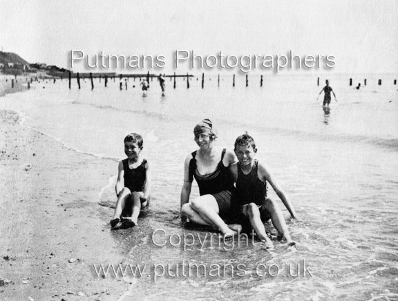 Ref 2658 Bathers by Hipkins Beach