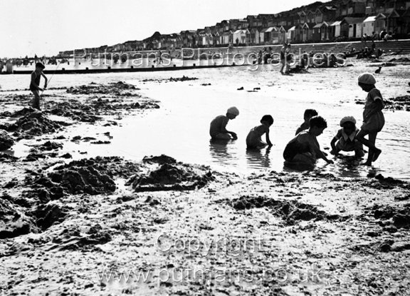 Ref OF660 Children on the beach