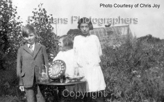 Ref OF684 Jeffs children with award