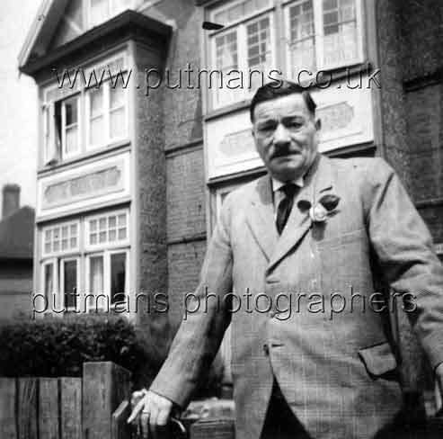 Greenwood Thomas Bagnall outside Mepaldene