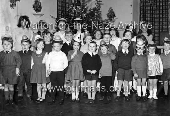 An unknown Junior School class. One of the children is named David M<ason. Help wanted