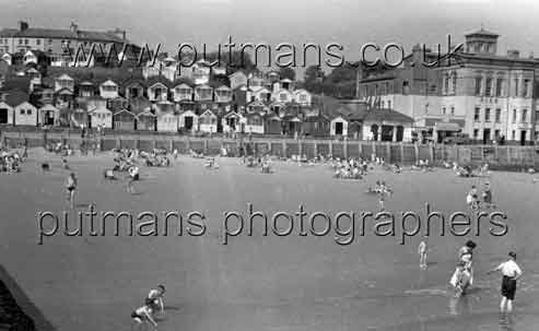 Ref 1555 Pier Hotel & beach huts 1954