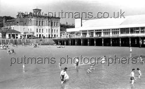 Ref 1556 Pier Hotel & beach 1954