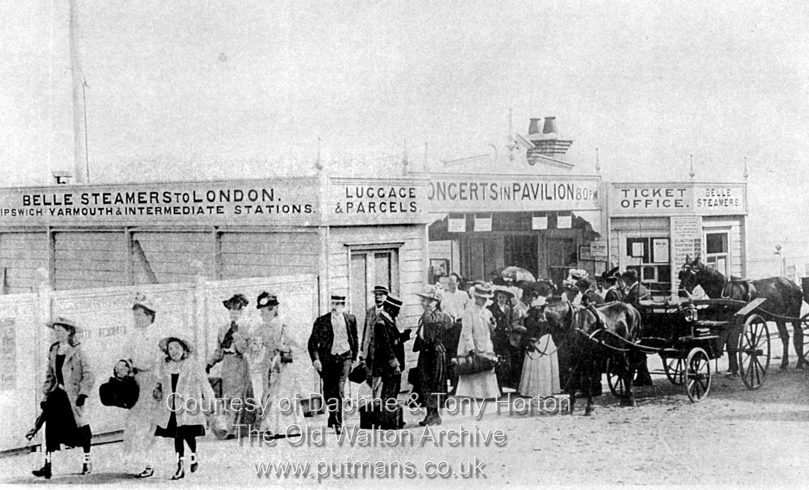 Ref 3201 Belle passengers arriving at front of pier