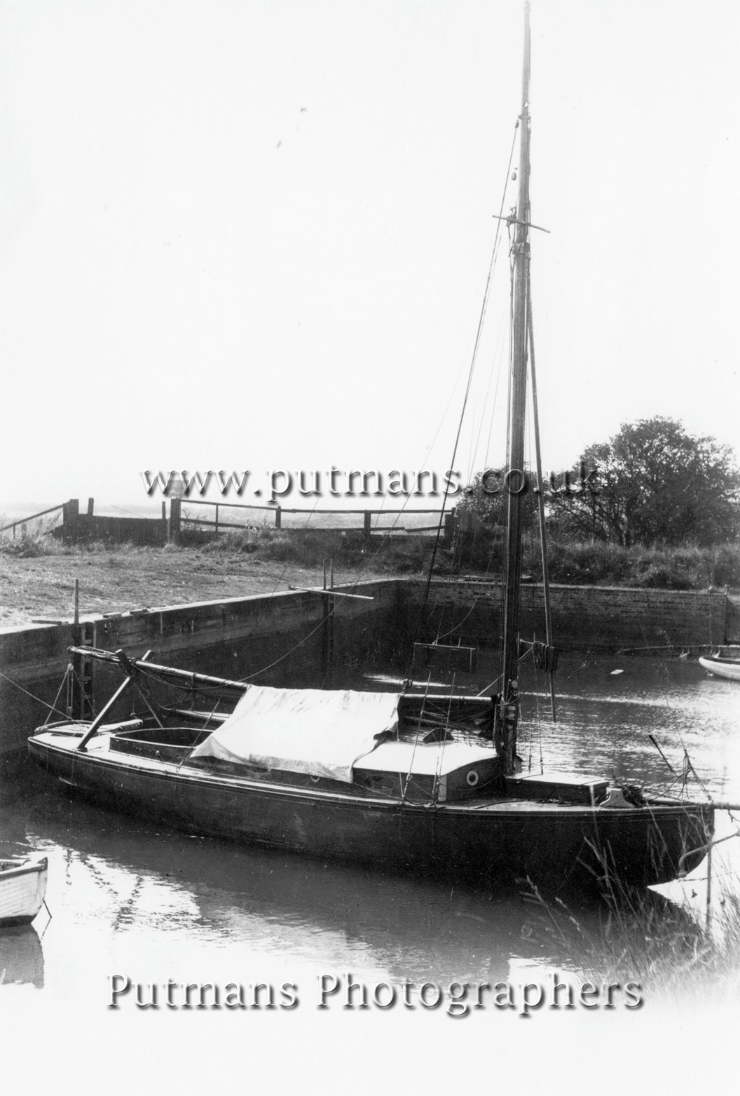 Ref 086 Yacht in Foundry Dock