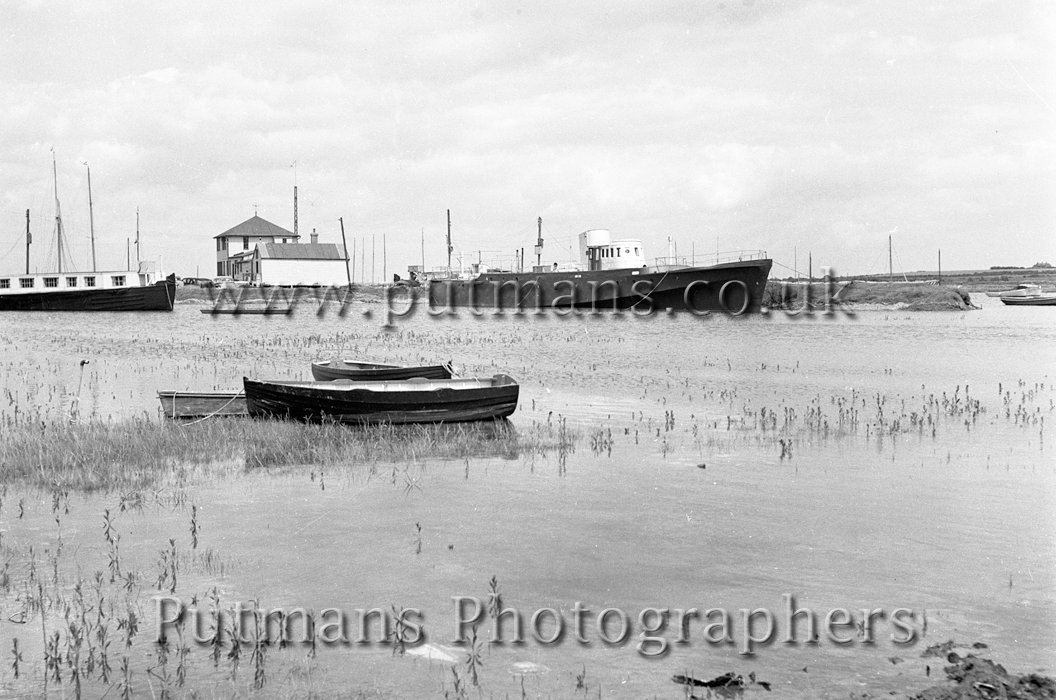 Ref 1422 'Tarret' Houseboat