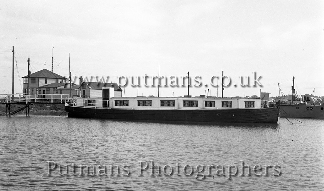 Ref 1424 'Onward' Houseboat