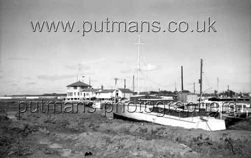 Ref 1566 Yacht Club & houseboats