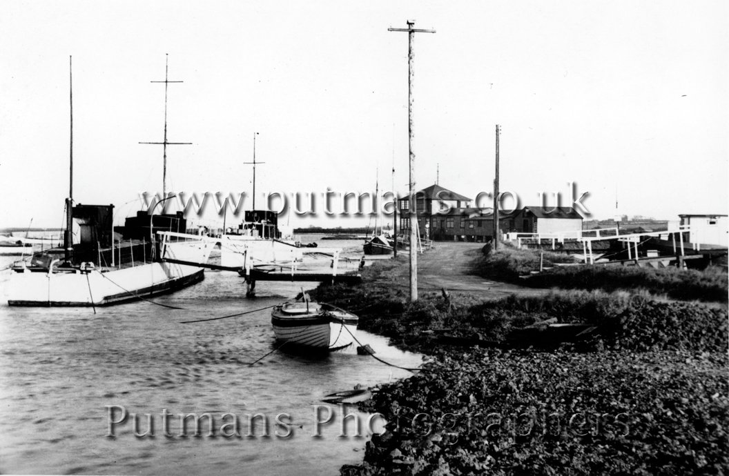 Ref 199-3 Yacht Club & Houseboats