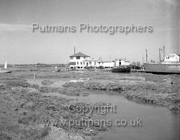 Ref 2143 Yacht Club & houseboats