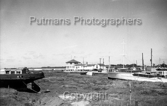 Ref 2182 Yacht Club & Houseboats 1956