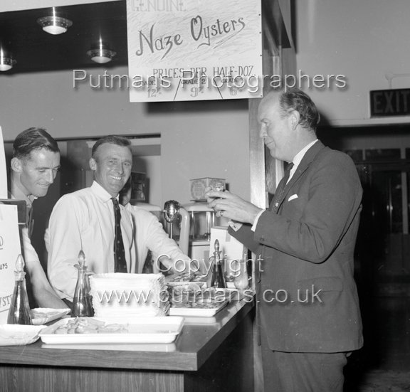 Ref 2294 Frank Bloom Naze Oysters at Walton Pier Bowl with Julian Ridsdale MP