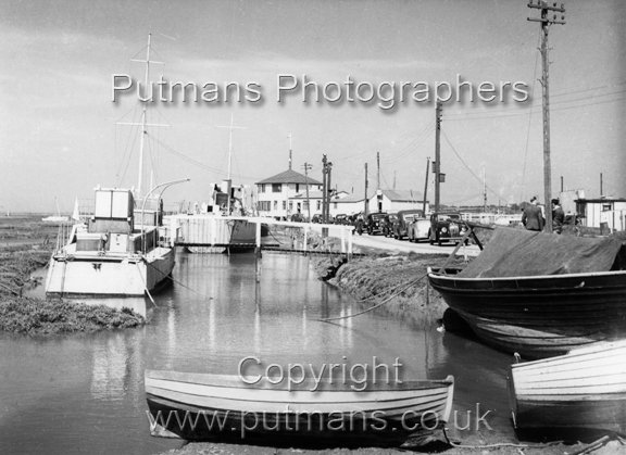 Ref 274 Yacht Club & Houseboats