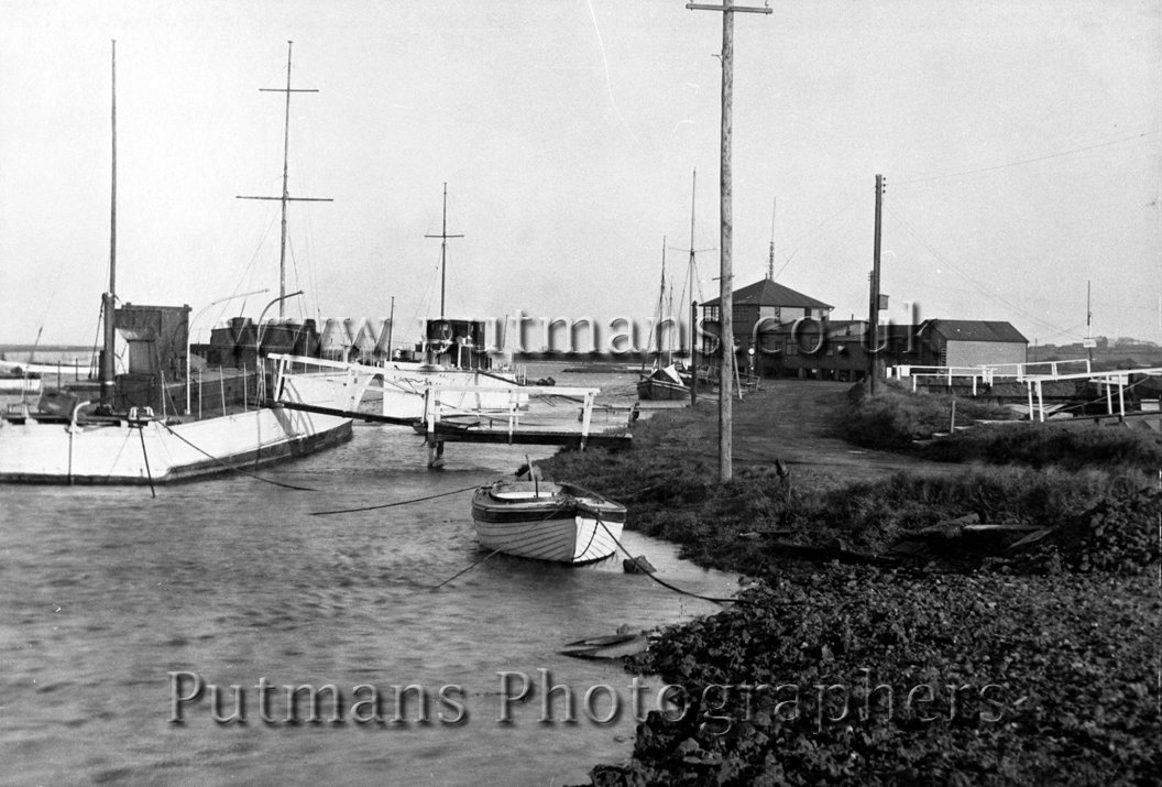 Ref 439 Yacht Club & Houseboat